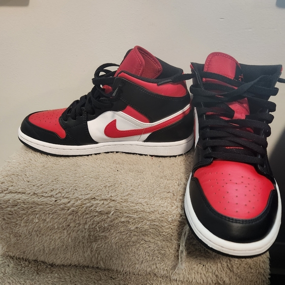 Jordan 1 Mid White Black Red Size 8 - Picture 5 of 5